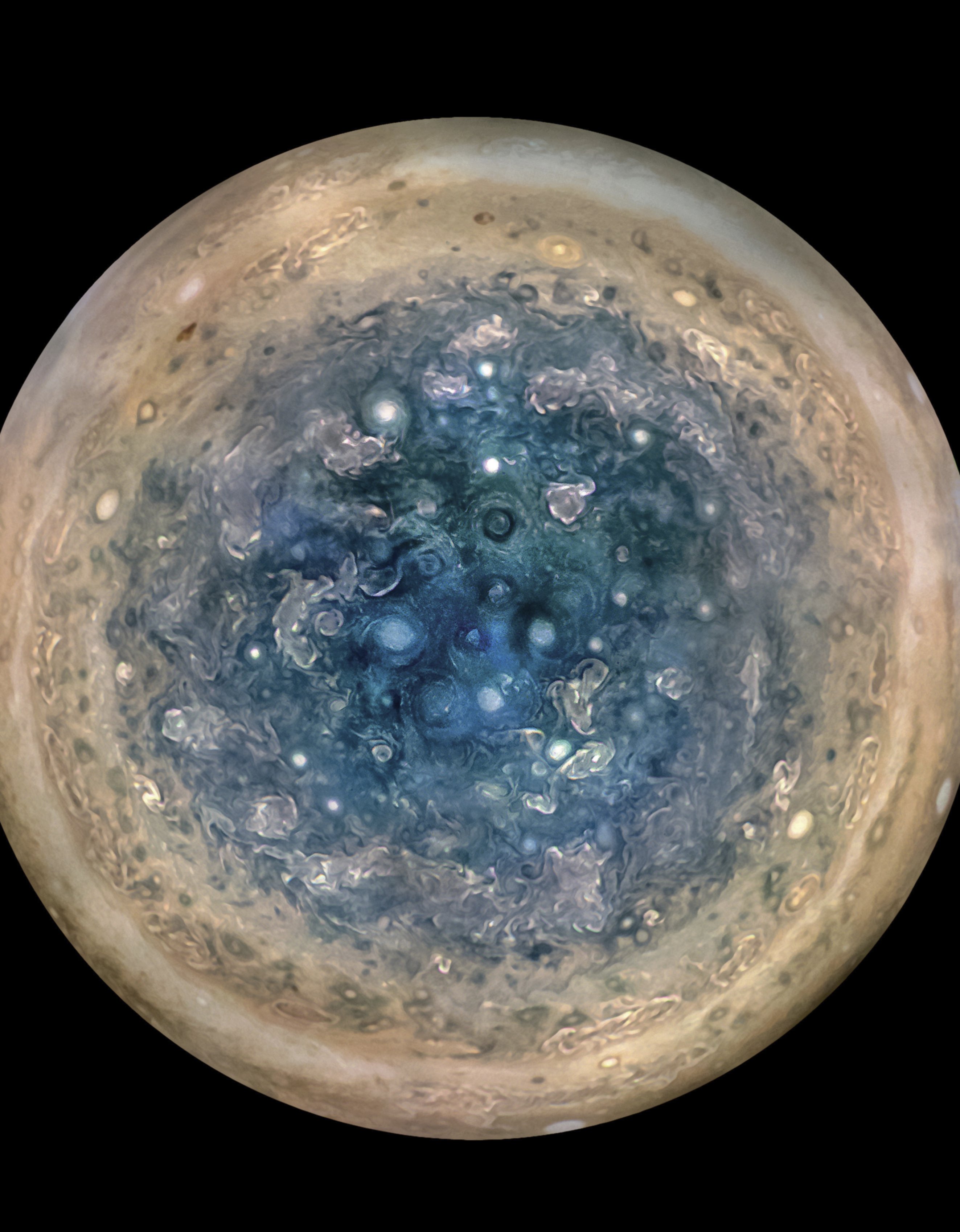 Descubren ciclones de 1.400 kilómetros en los polos de Júpiter